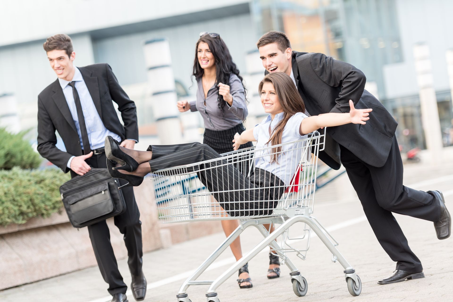 equipo de trabajo corriendo en espacio comercial equipo de trabajo corriendo en espacio comercial