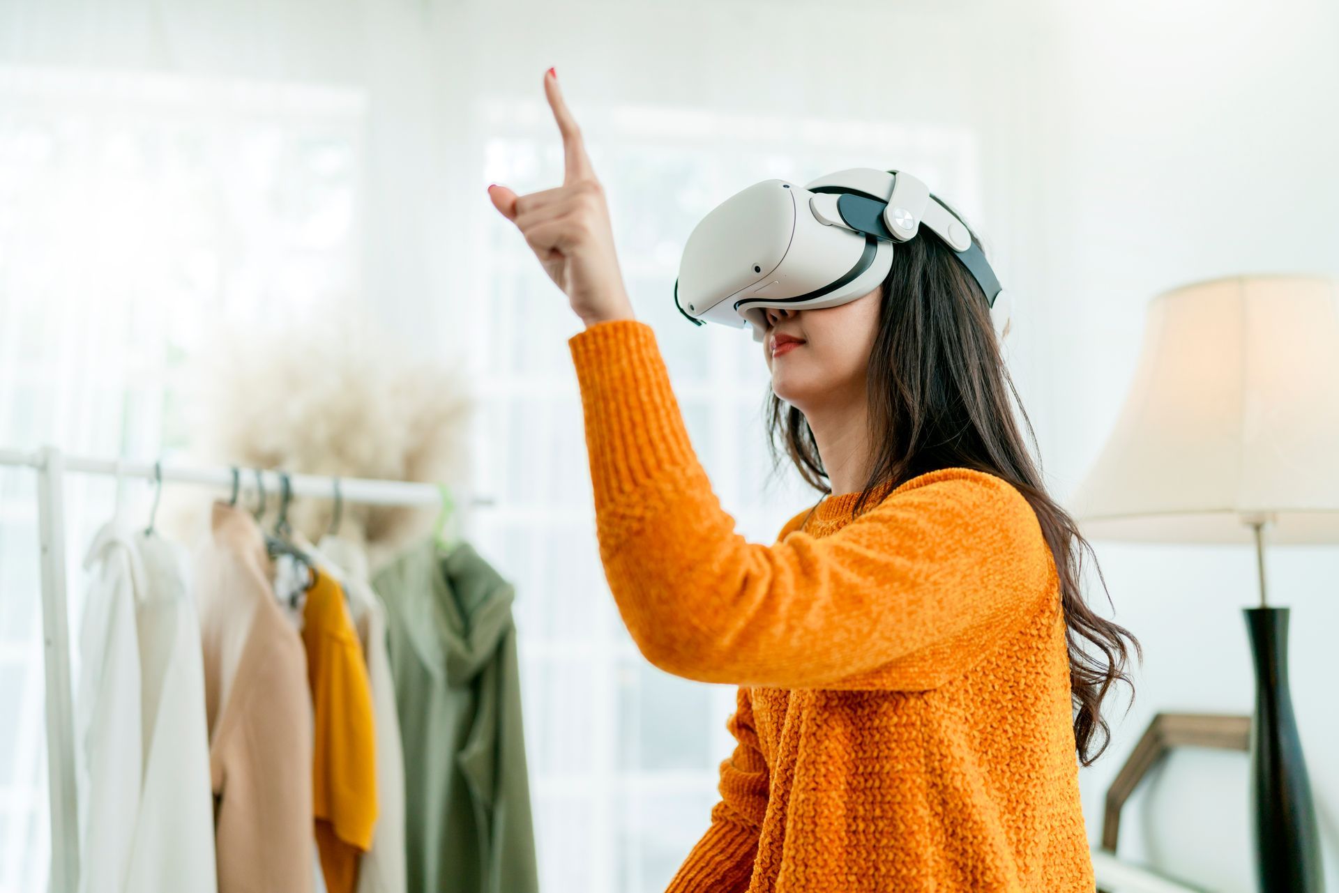 mujer usando realidad virtual en un local comercial