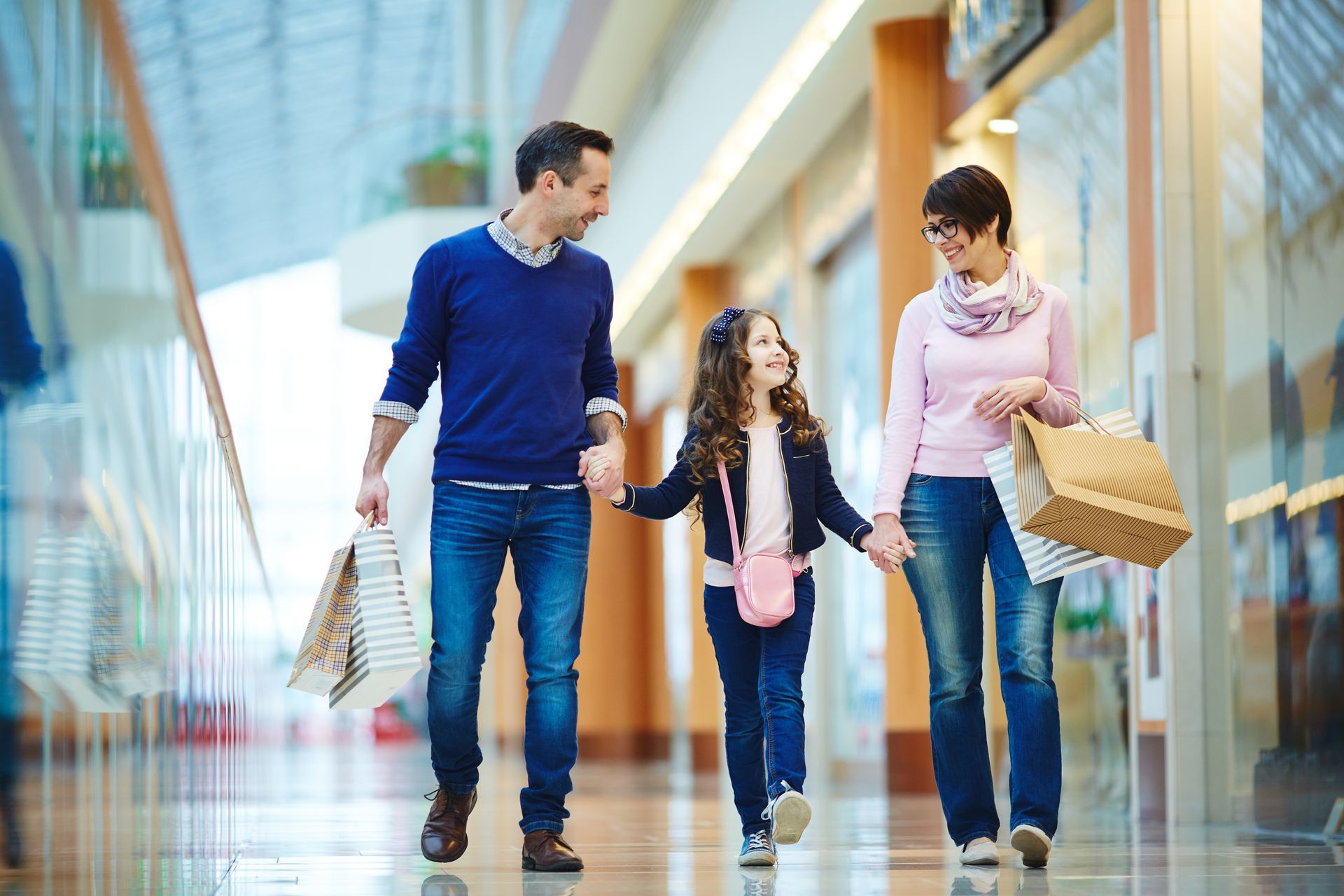 familia paseando por los locales de un centro comercial familia paseando por los locales de un centro comercial
