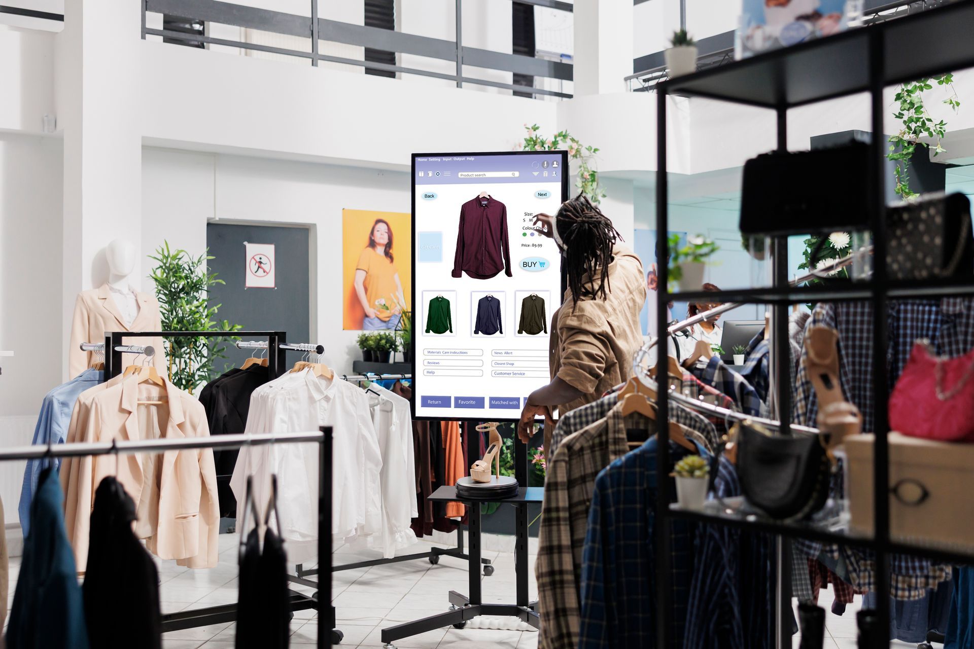 clienta usando una pantalla interactiva para locales comerciales en una tienda 