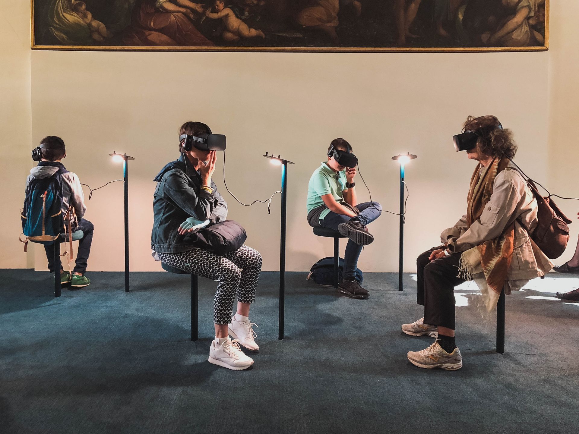grupo de personas jugando con realidad virtual en un local comercial
