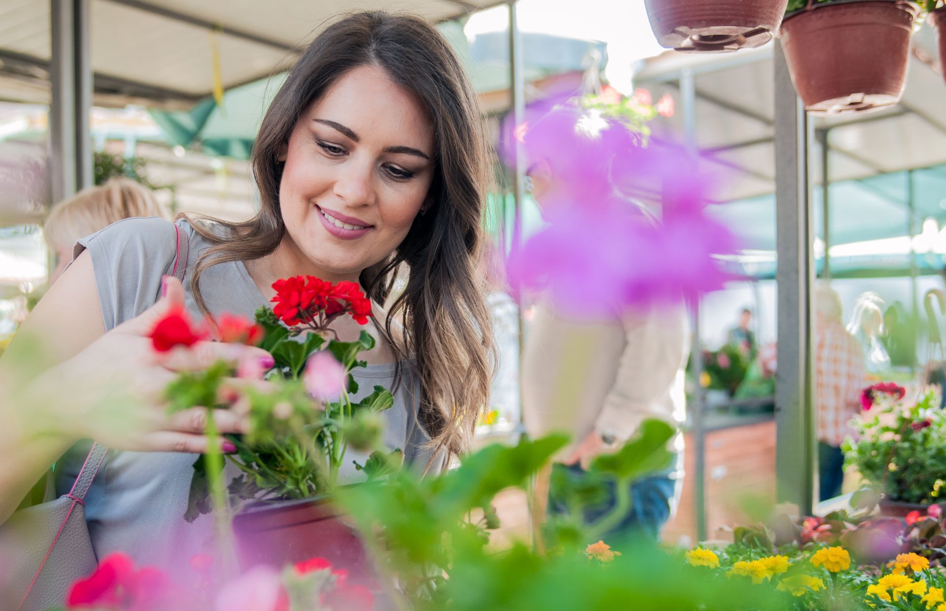 mujer regando las plantas de su local comercial mujer regando las plantas de su local comercial