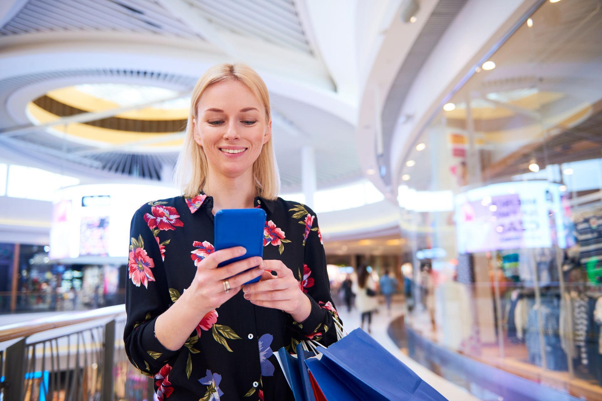 mujer disfrutando de locales comerciales usando su celular mujer disfrutando de locales comerciales usando su celular