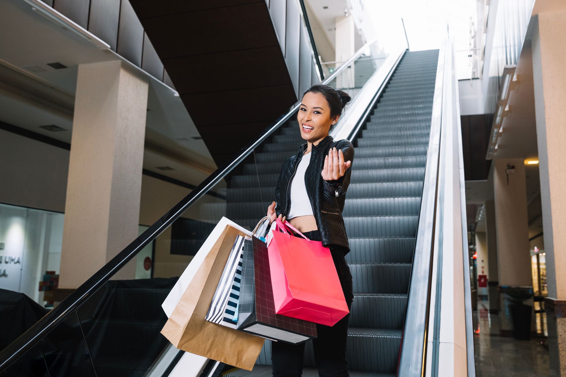mujer disfrutan de espacios comerciales con múltiples giros mujer disfrutan de espacios comerciales con múltiples giros