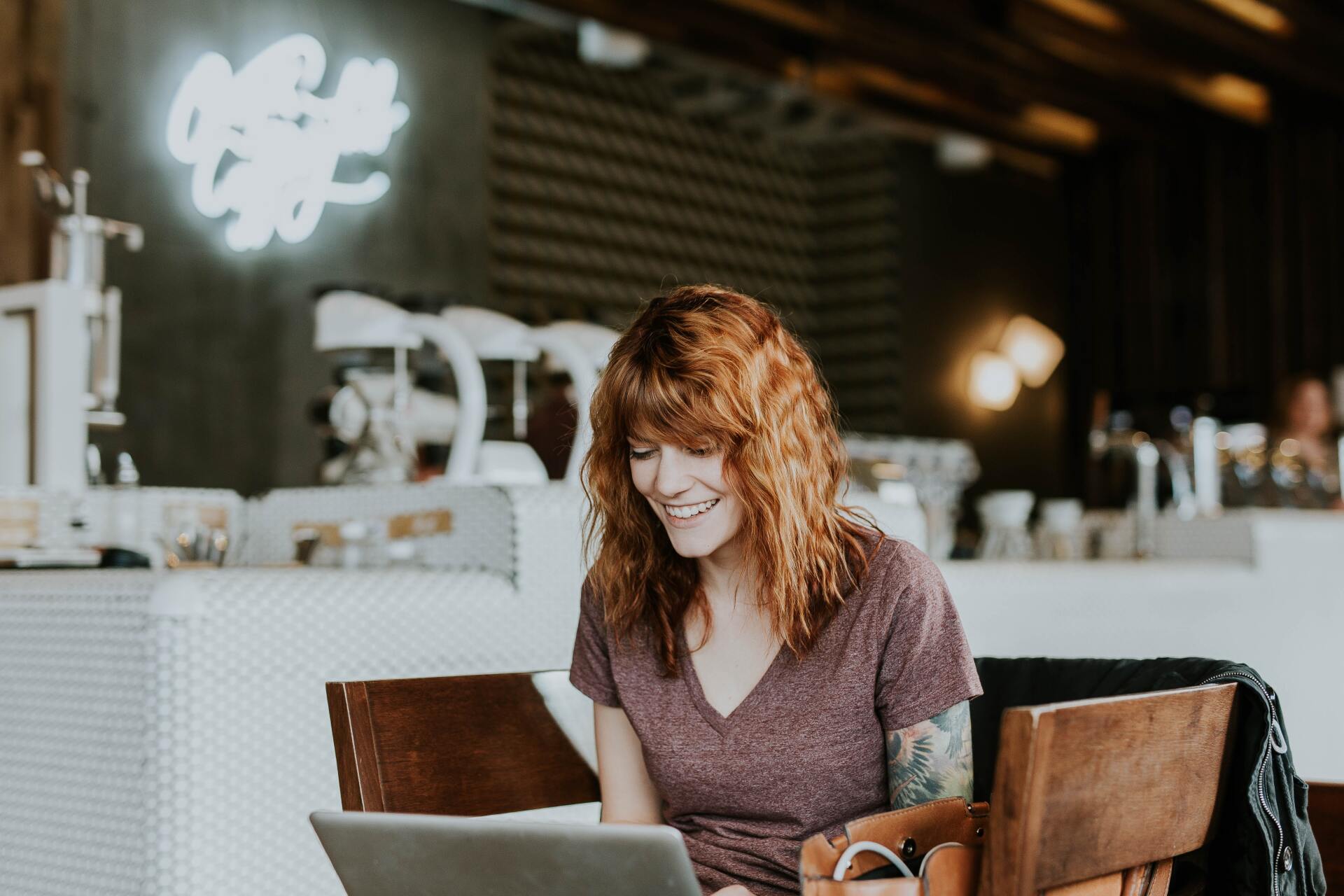 mujer joven utilizando un espacio comercial sustentable mujer joven utilizando un espacio comercial sustentable