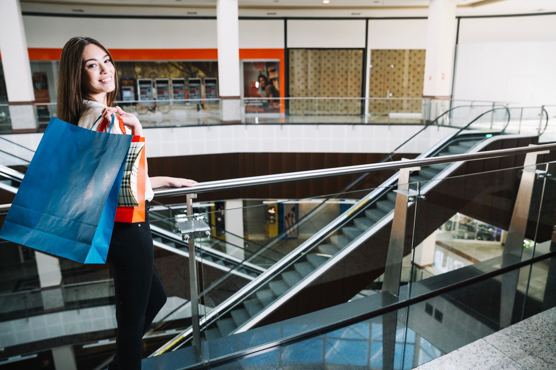 mujer comprando ropa en locales comerciales innovadores mujer comprando ropa en locales comerciales innovadores