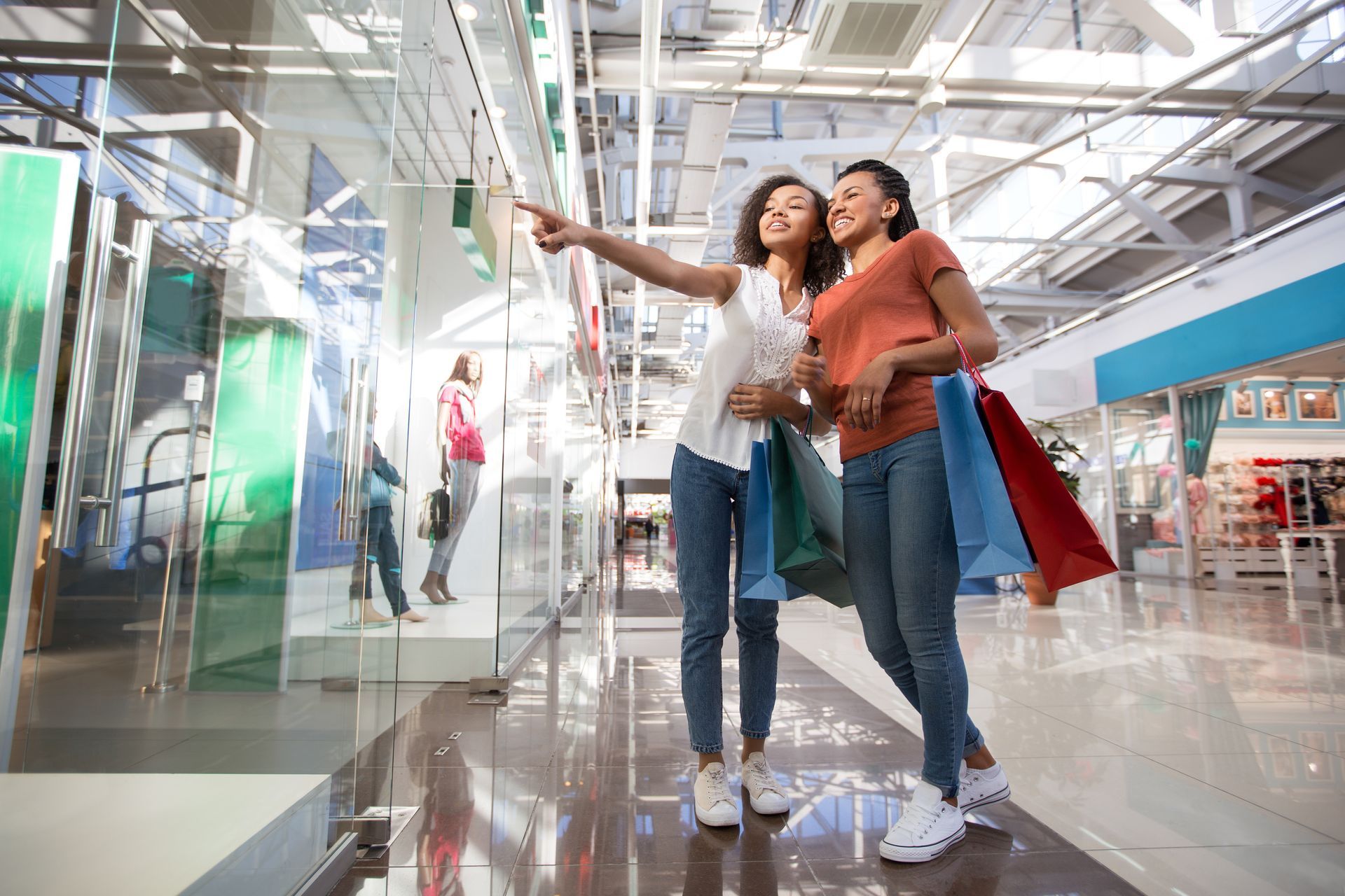 mujeres paseando en espacios comerciales en Cumbres mujeres paseando en espacios comerciales en Cumbres
