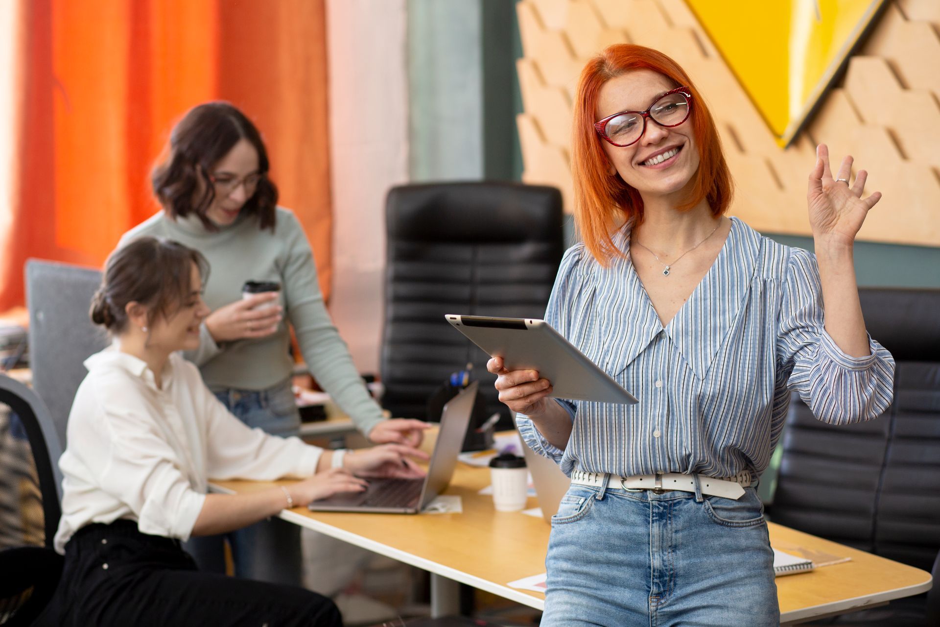 Mujeres millennial trabajando en la renta de locales comerciales Mujeres millennial trabajando en la renta de locales comerciales