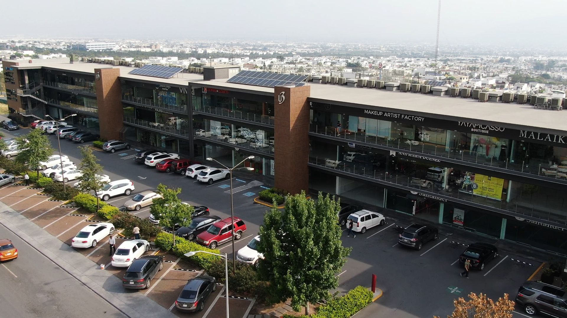 Fachada exterior de U3 Plaza, destacando la instalación de paneles solares en el techo.  