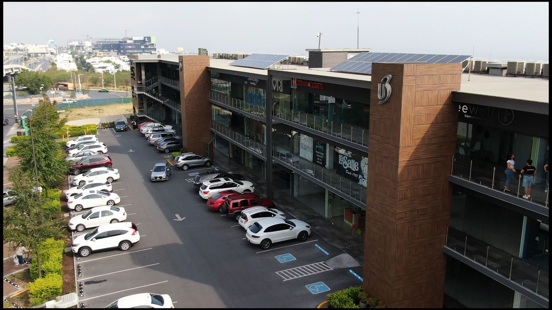 Fachada lateral de U3 Plaza centro comercial. Vista al estacionamiento. Fachada lateral de U3 Plaza centro comercial. Vista al estacionamiento.