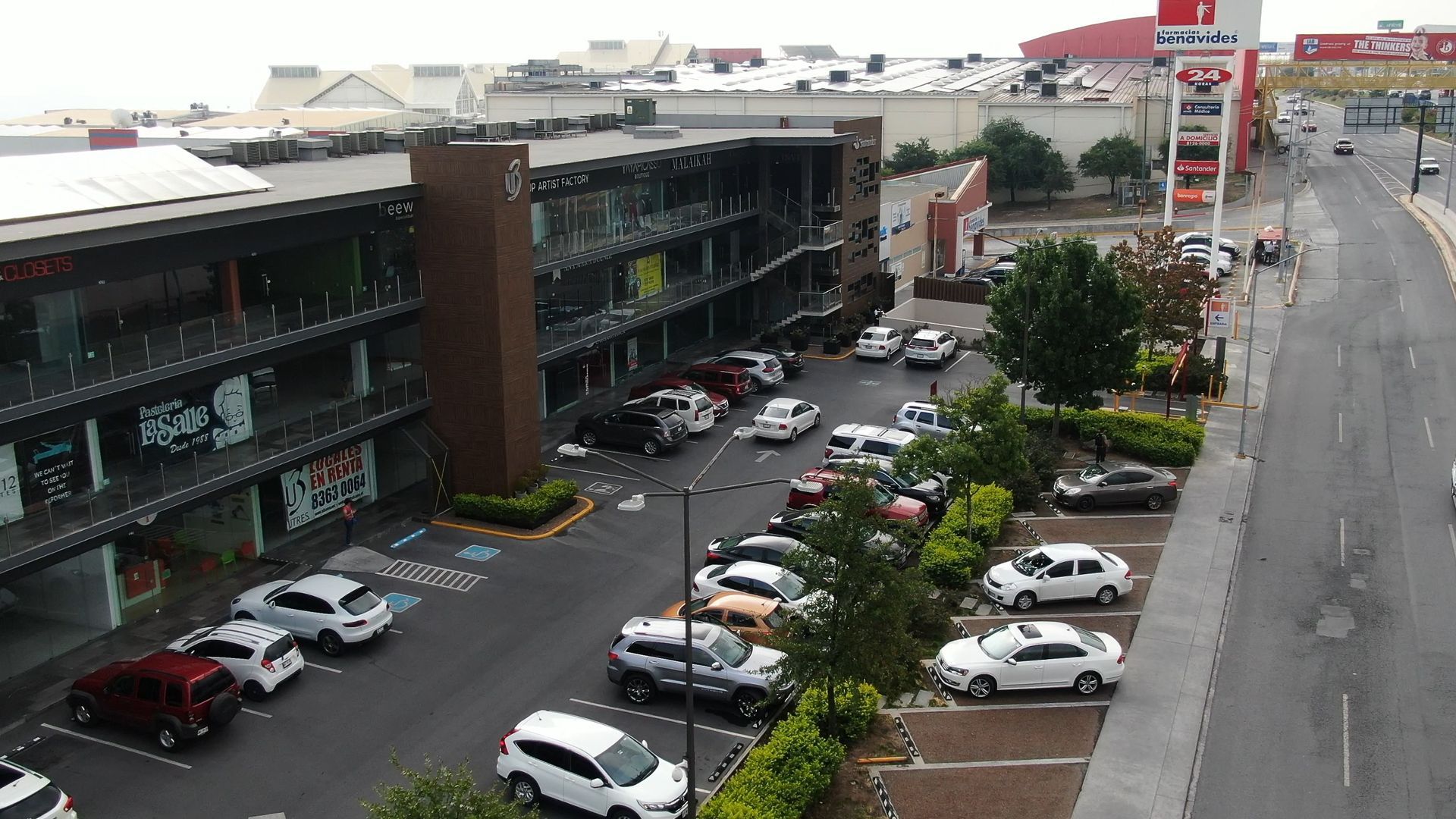 Estacionamiento de espacios comerciales e cumbres Estacionamiento de espacios comerciales e cumbres