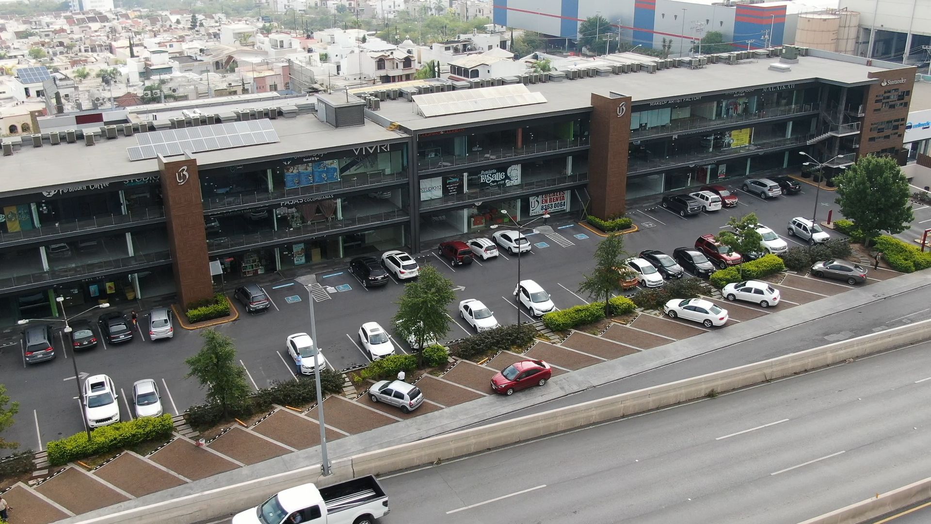 Imagen de las instalaciones innovadoras de U3 Plaza. Vista a los paneles solares en el techo. Imagen de las instalaciones innovadoras de U3 Plaza. Vista a los paneles solares en el techo.