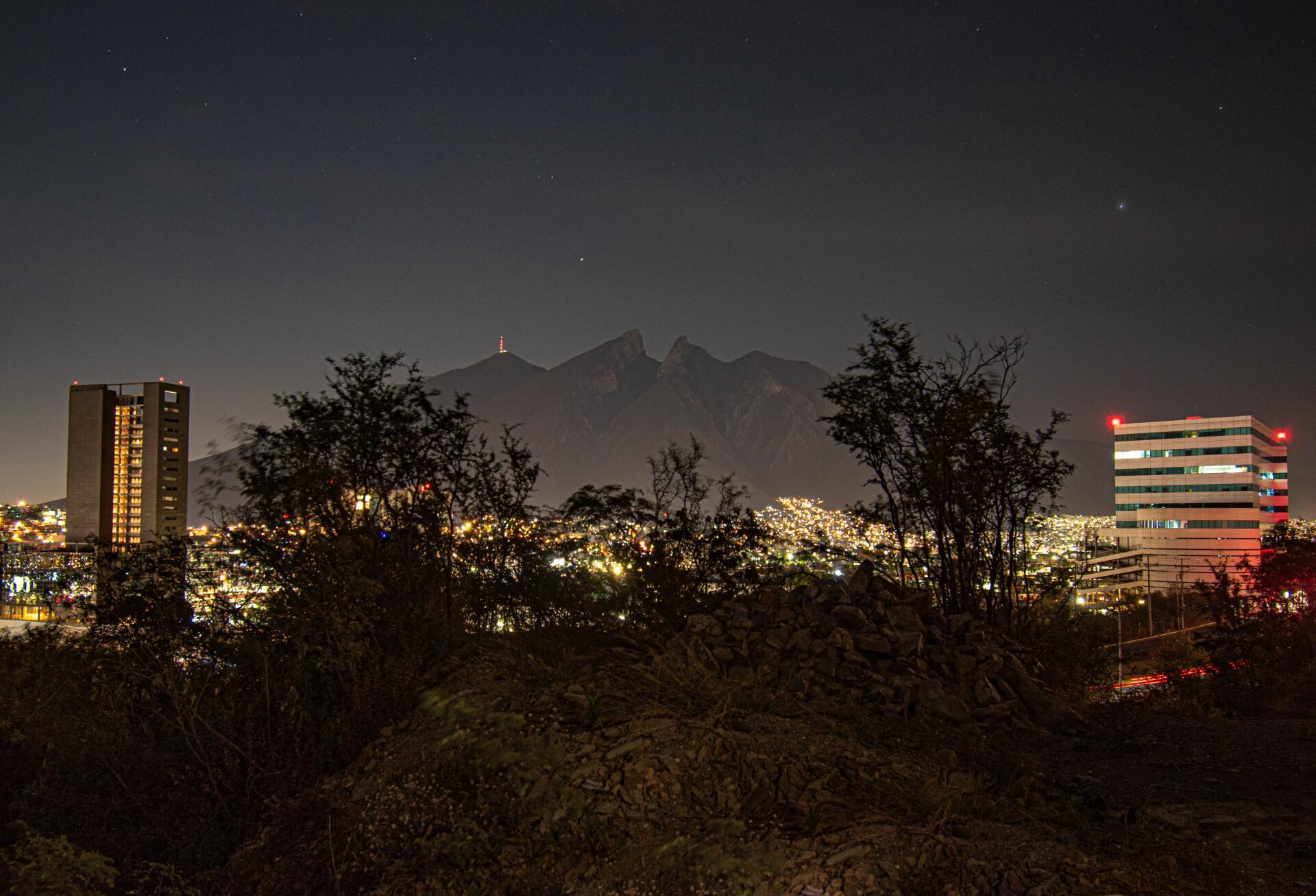 vista frontal hace varios locales comerciales en Monterrey vista frontal hace varios locales comerciales en Monterrey