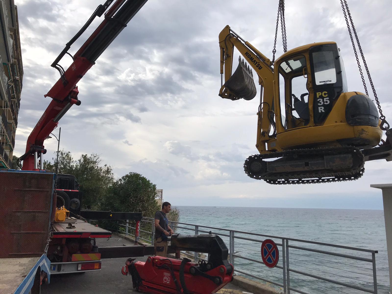 Gru calata fronte mare