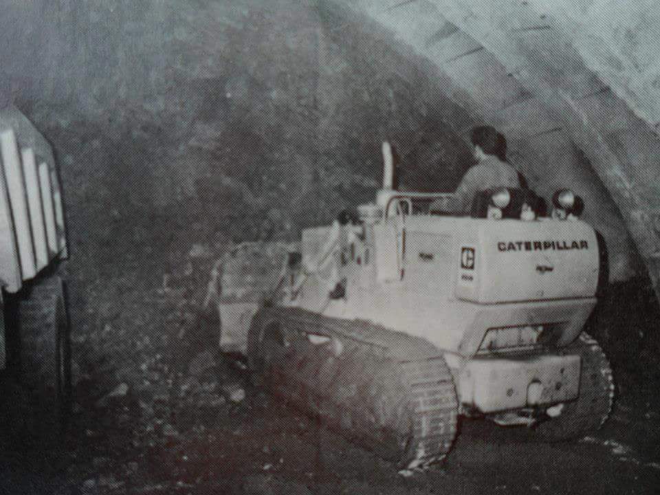 macchina scavatrice bianco e nero