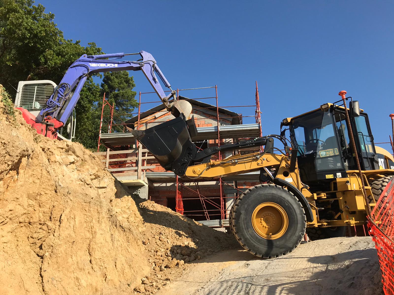 Gru ed escavatrice al lavoro