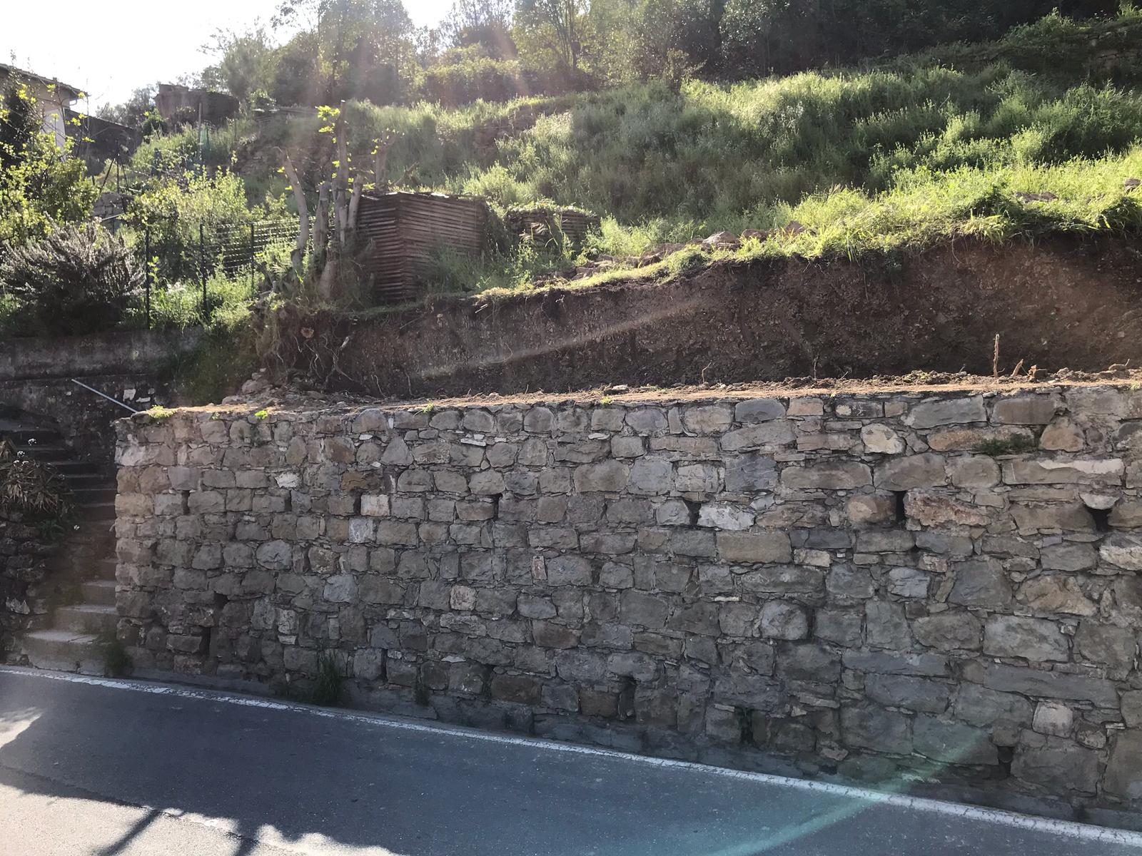 muretto a bordo strada