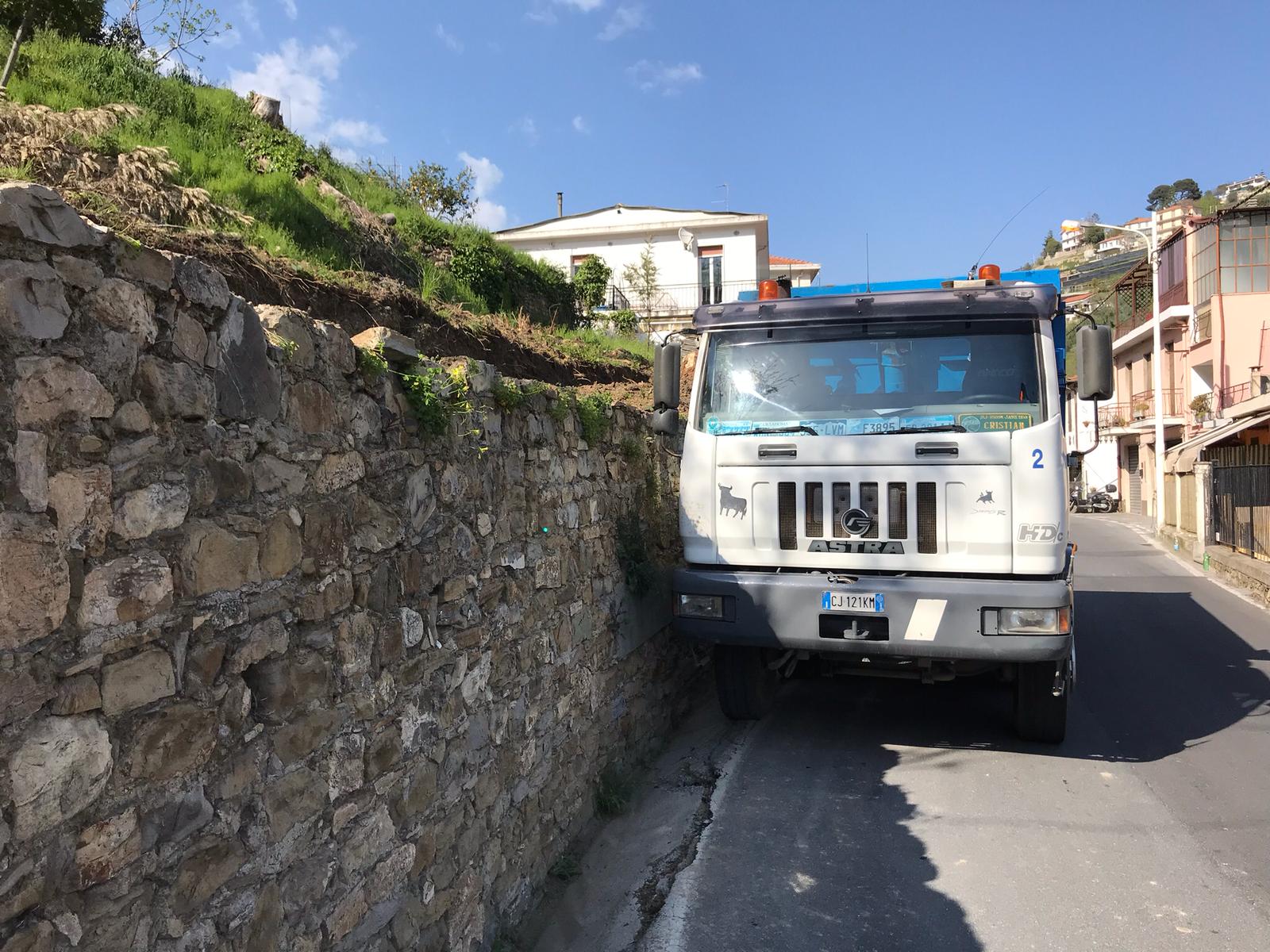 dettaglio camion e muretto