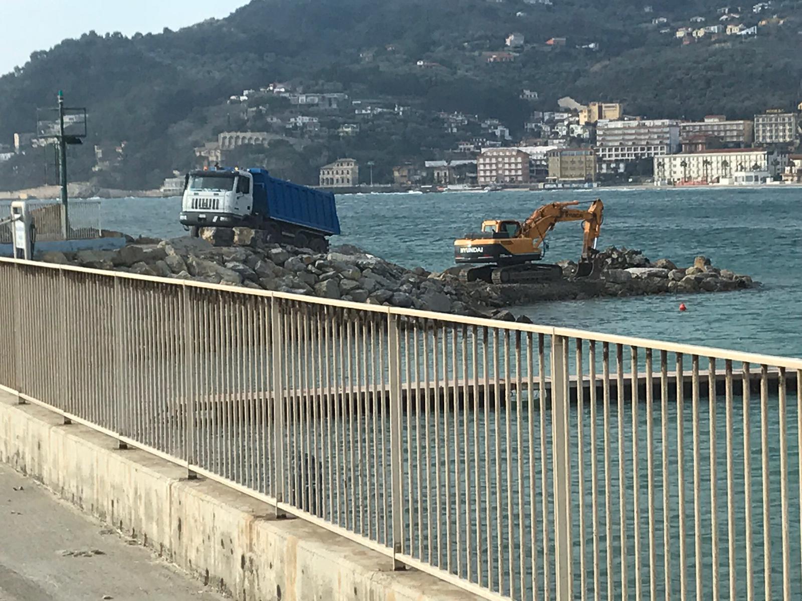 camion e gru su molo