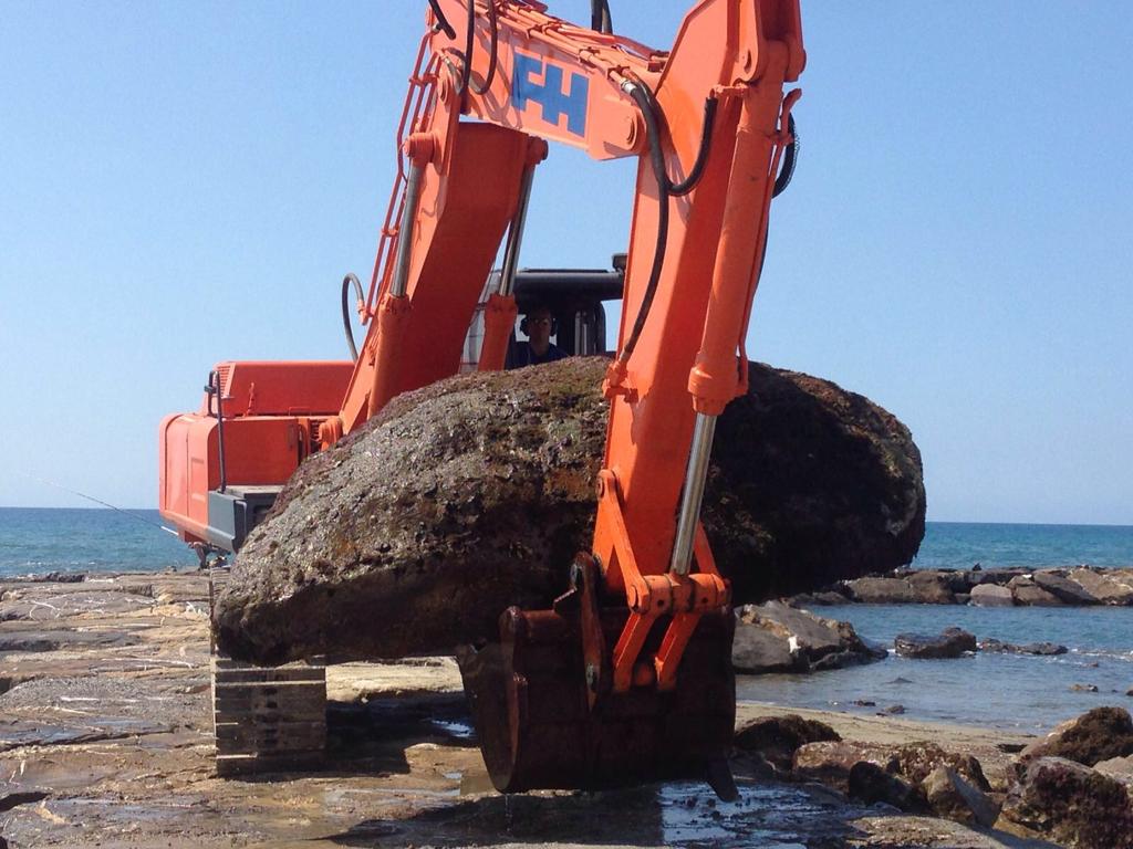 gru che solleva masso