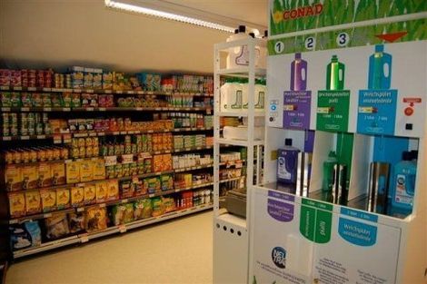 espositore di detersivi e reparto prodotti per animali