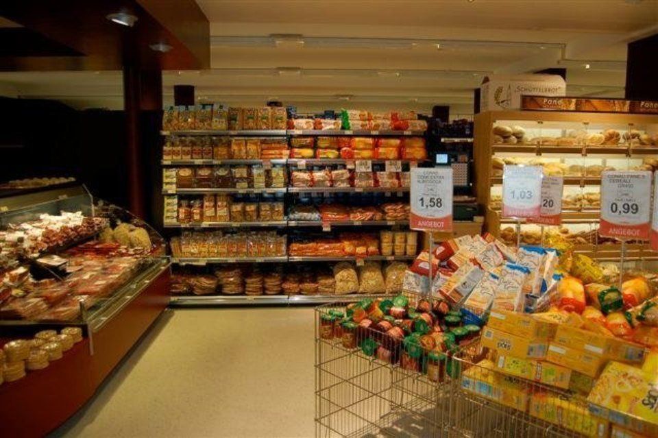 reparto di un supermercato con alimenti in offerta
