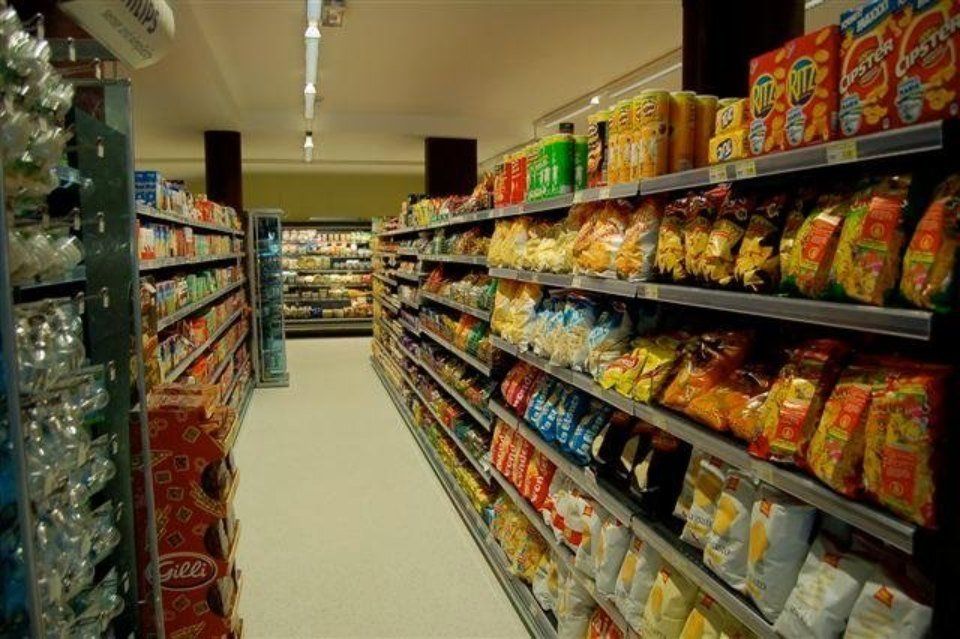 reparto snack salati di un supermercato