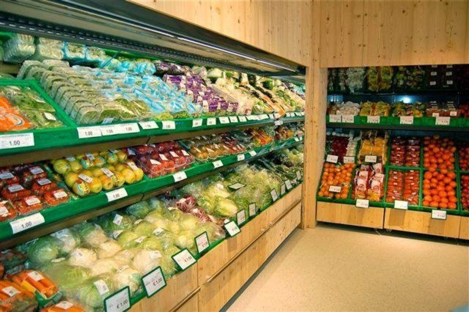 reparto di un supermercato con verdura