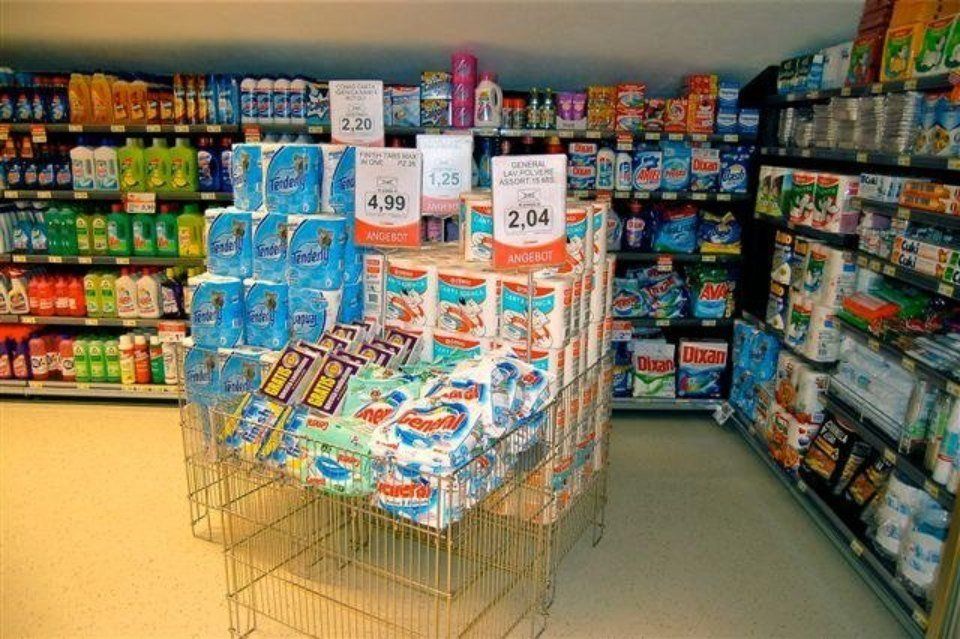 reparto di un supermercato con prodotti per la casa