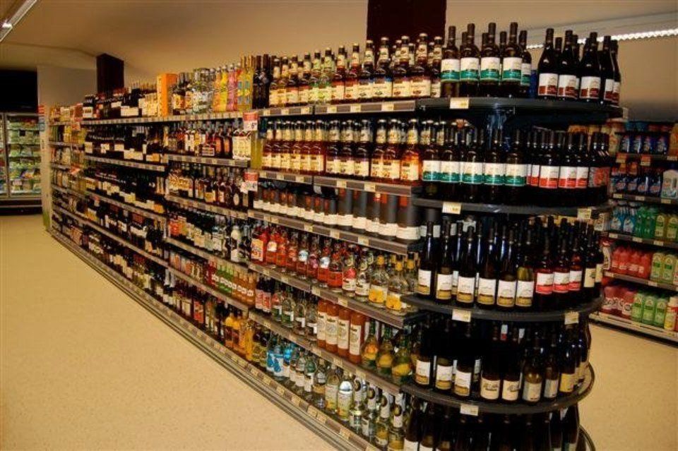 reparto di un supermercato con vini