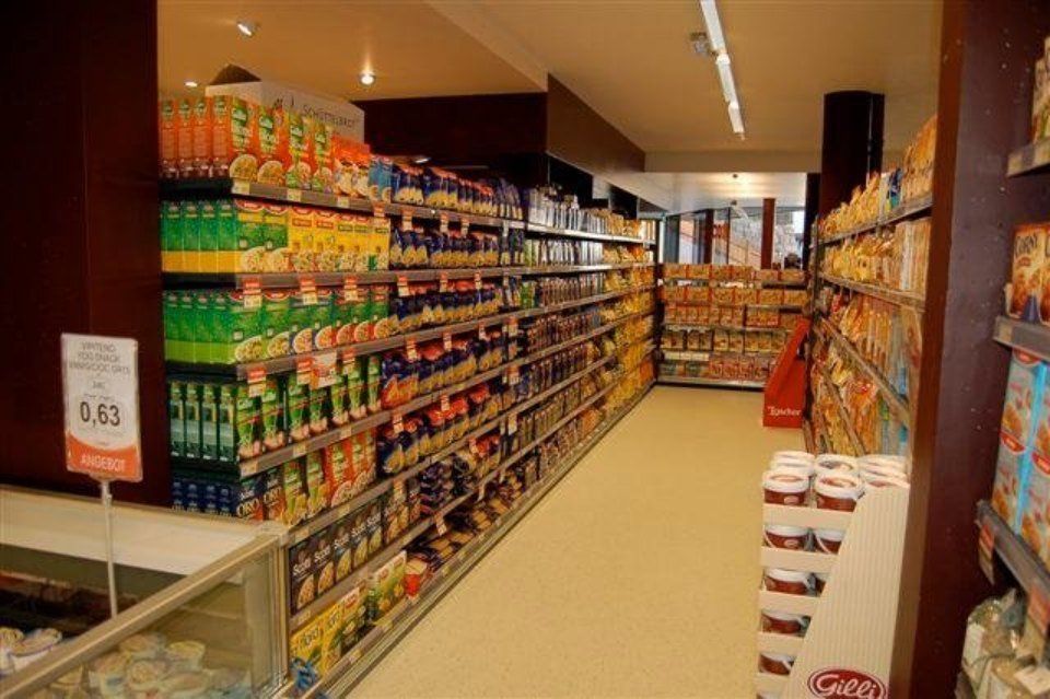 reparto di un supermercato con riso e pasta