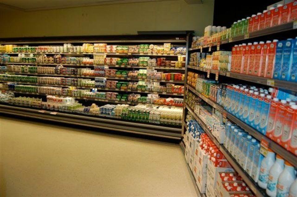 reparti frigo e bevande di un supermercato