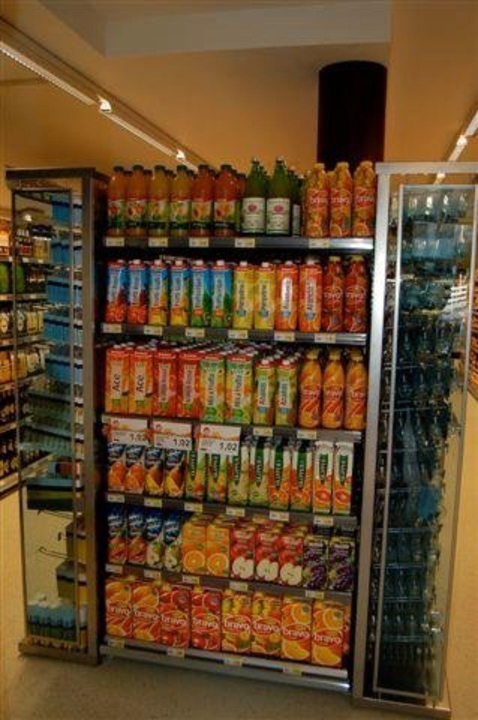 scaffali con bibite analcoliche