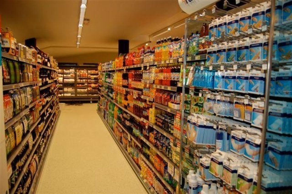 reparti parafarmacia e bevande di un supermercato