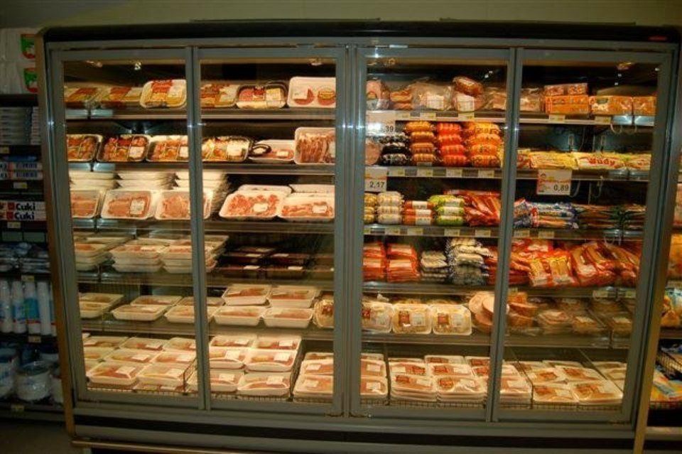 reparto carne confezionata di un supermercato