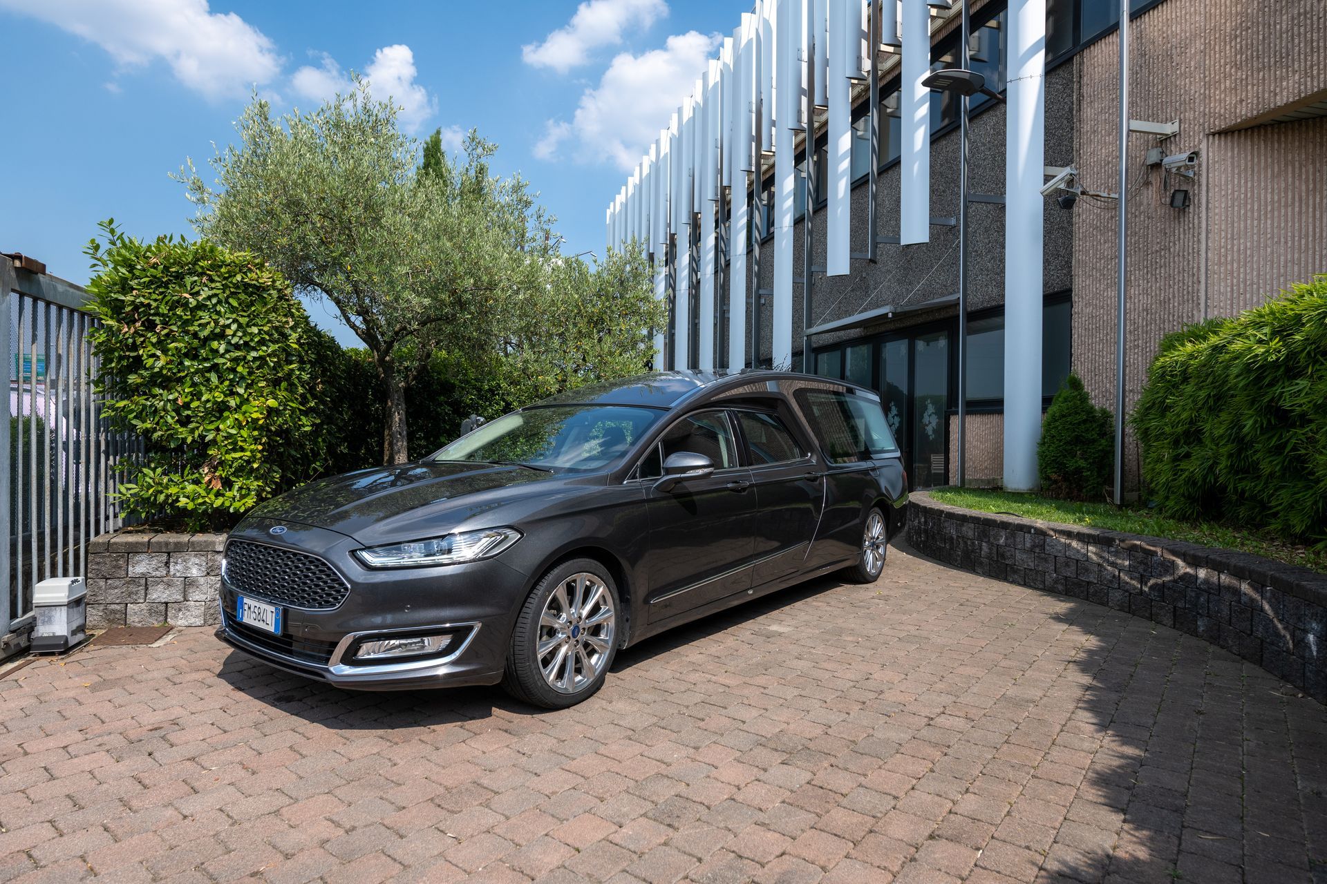 Mezzi Funebri - Agenzia C.O.F. in provincia di Milano e Monza