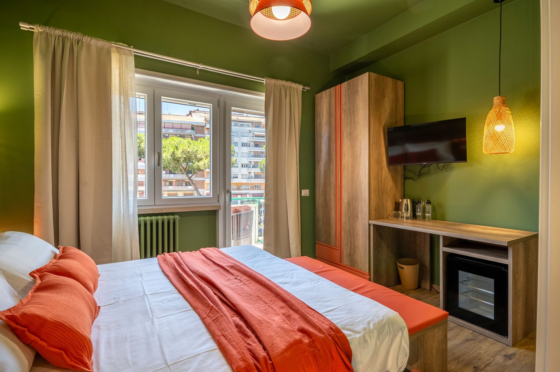 Una camera da letto con pareti verdi e un letto grande