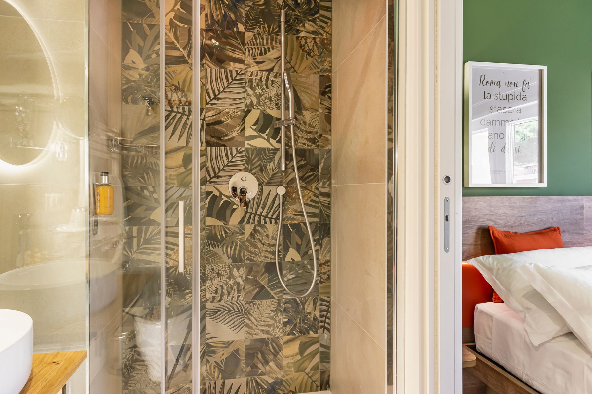 Un bagno con cabina doccia e lavandino