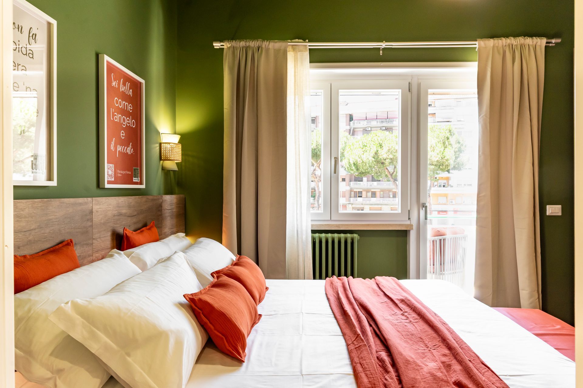 Una camera da letto con pareti verdi e un letto grande