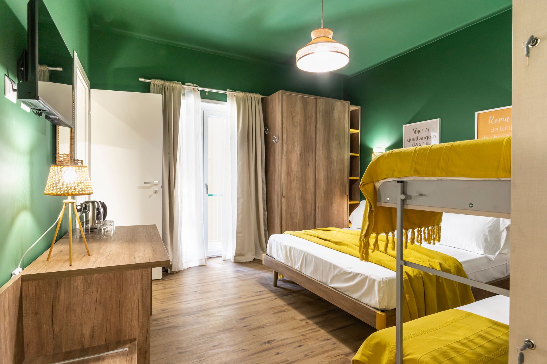 Una camera con un letto a castello e due letti