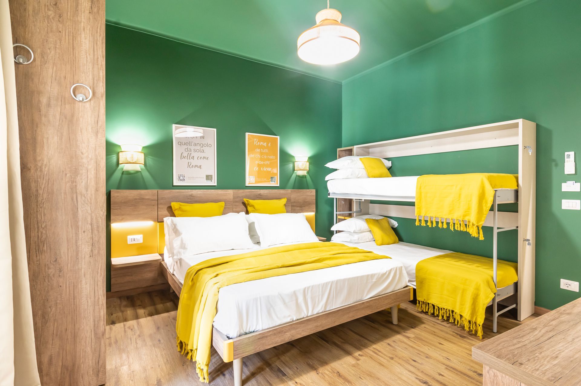 Una camera da letto con pareti verdi e un letto a castello