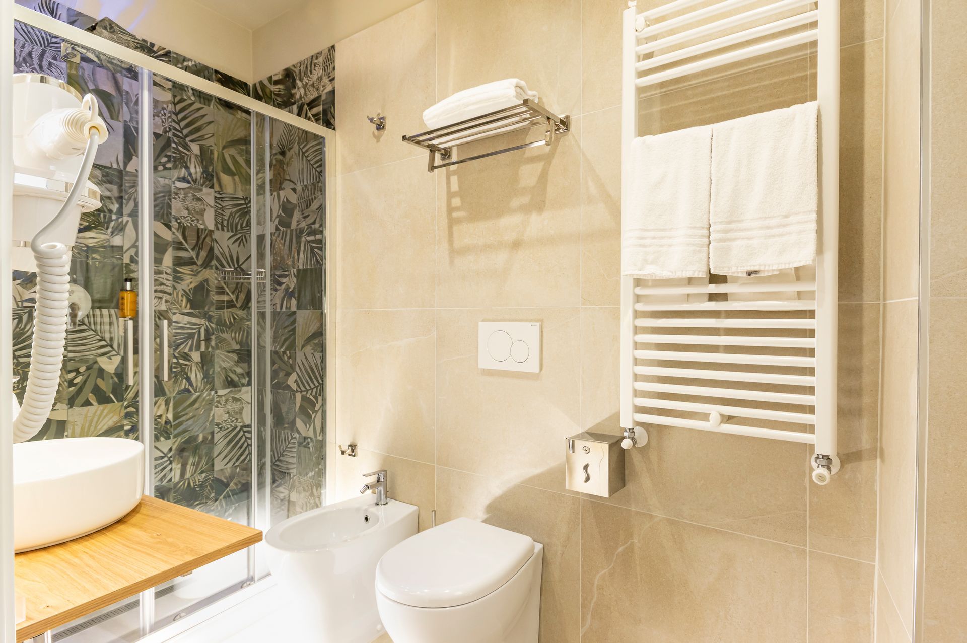 Un bagno con un water, un lavandino e un portasciugamani