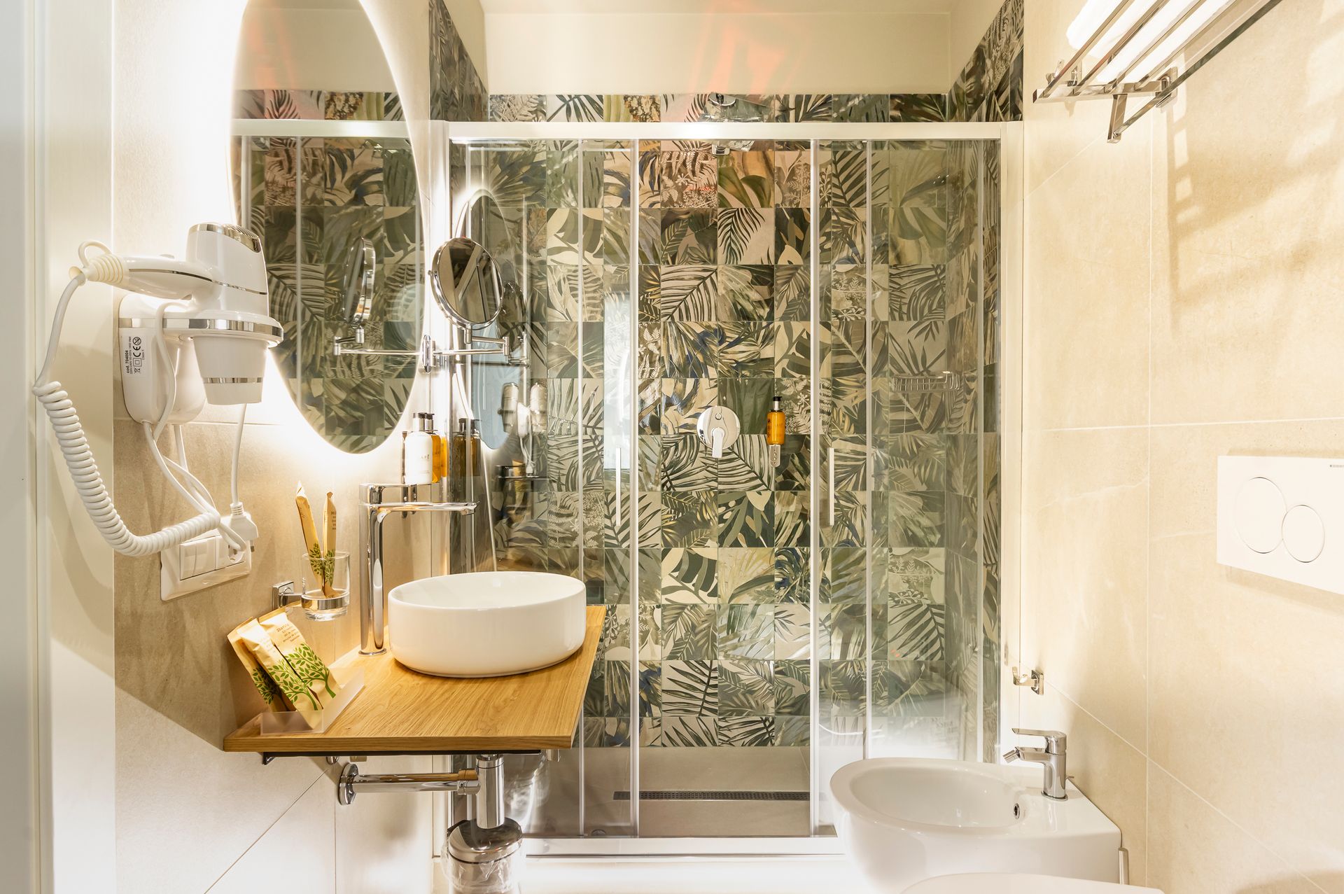 Un bagno con lavandino, WC e doccia