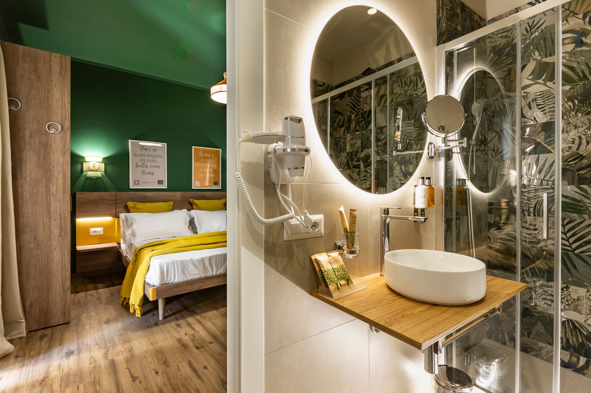 Un bagno con lavandino e specchio accanto a una camera da letto