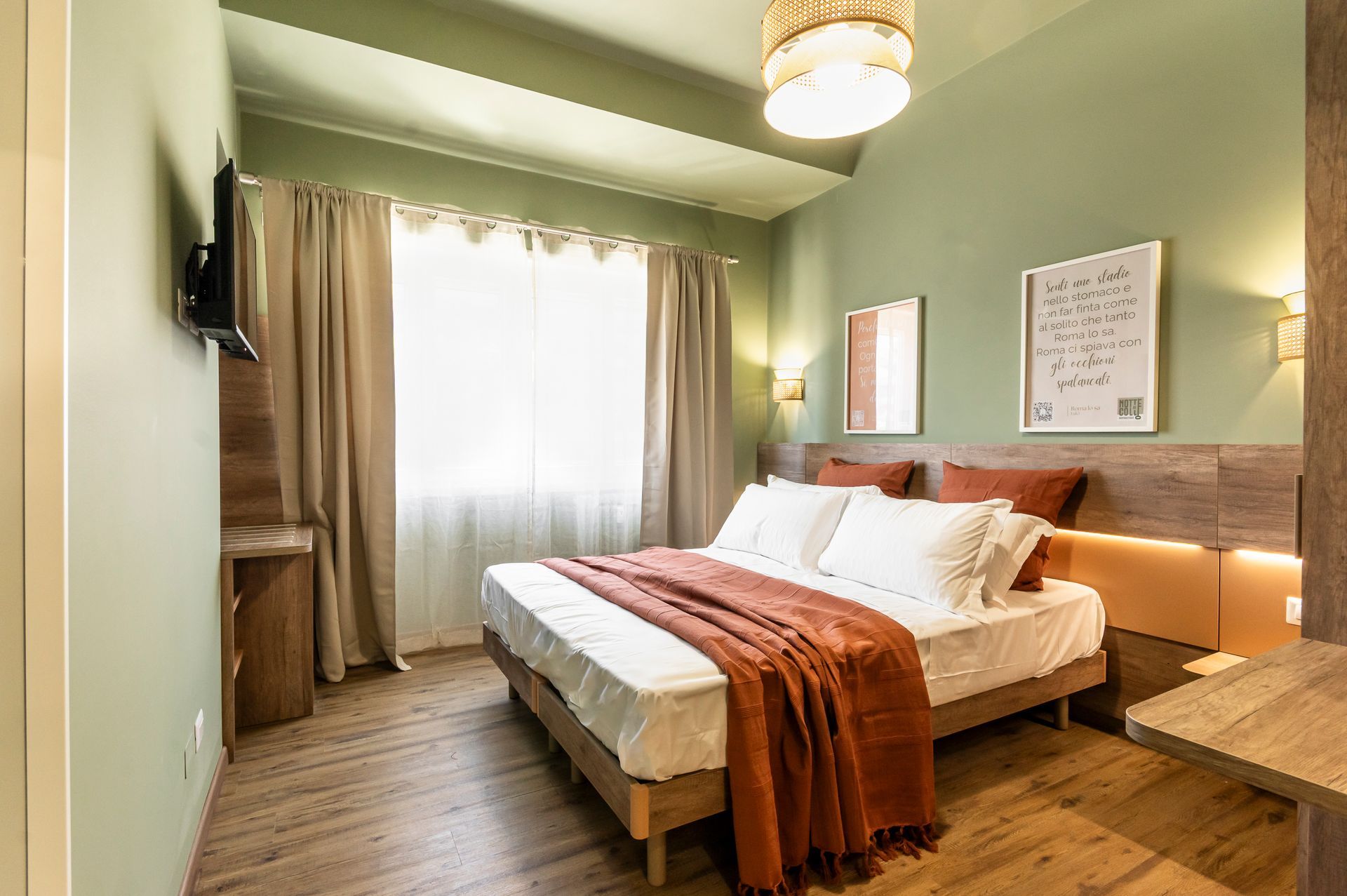 Una camera da letto con pareti verdi e un letto grande