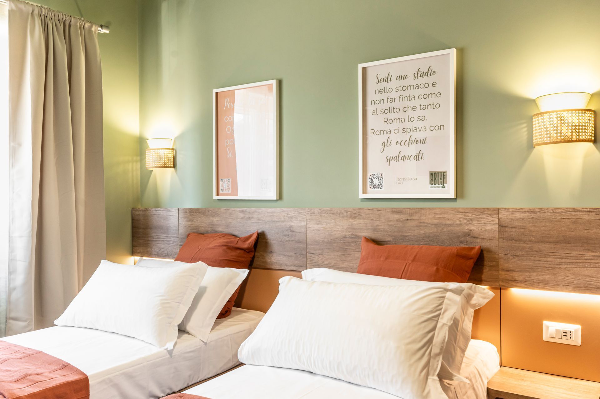 Una camera da letto con due letti e un quadro sul muro