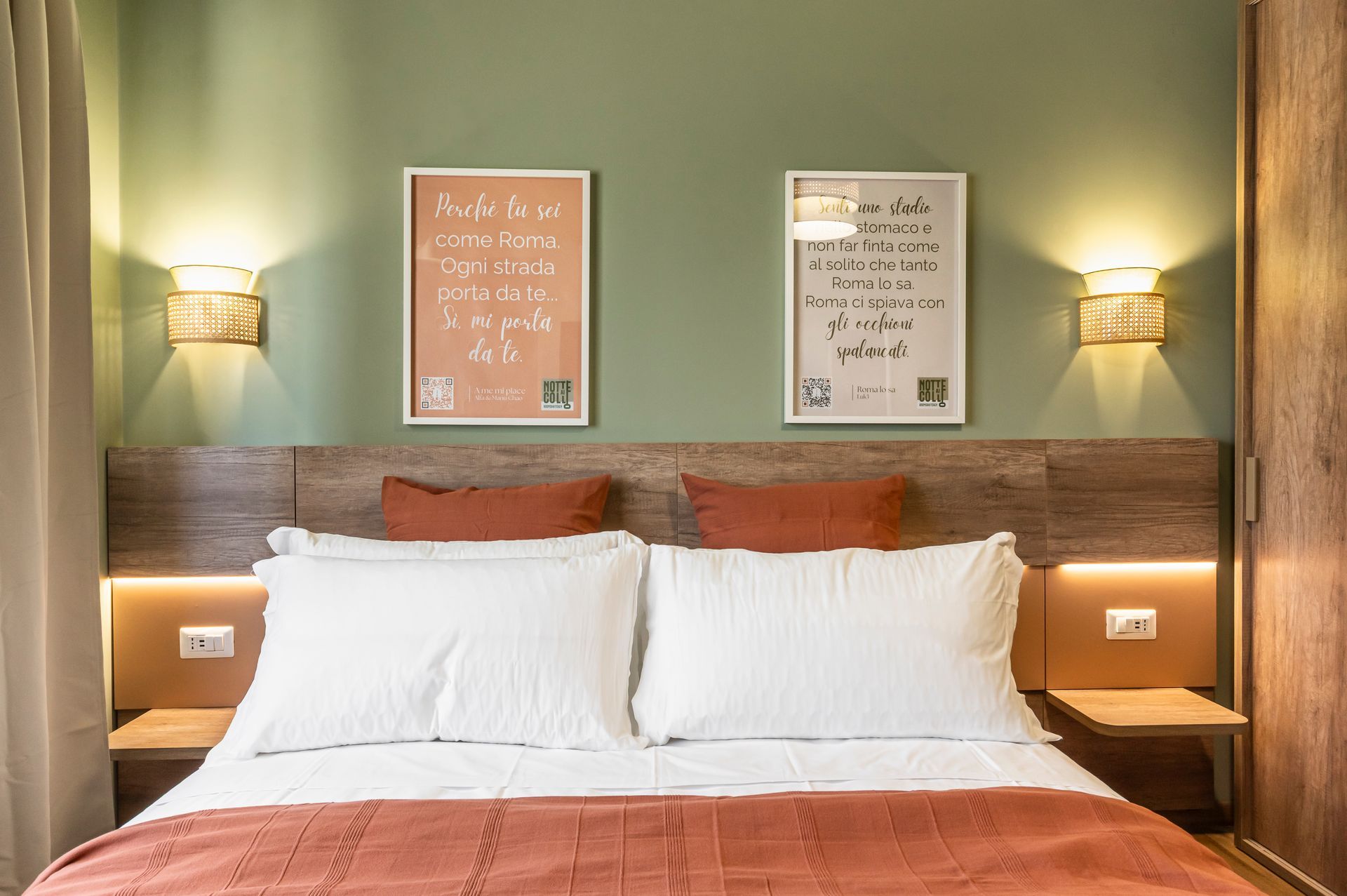 Una camera da letto con un letto e due quadri sul muro