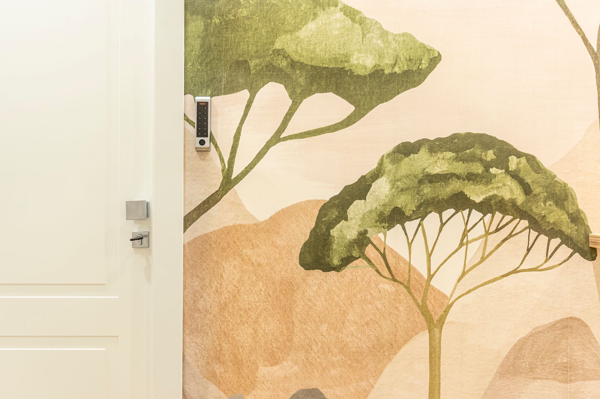 Una porta con sopra un disegno di alberi