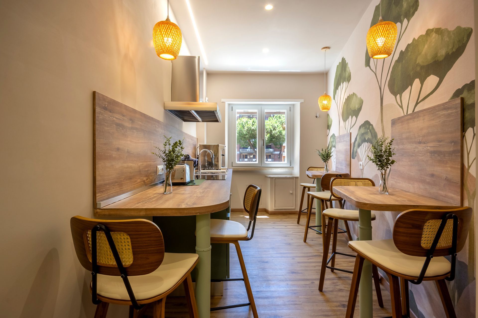 Una cucina con molti tavoli e sedie