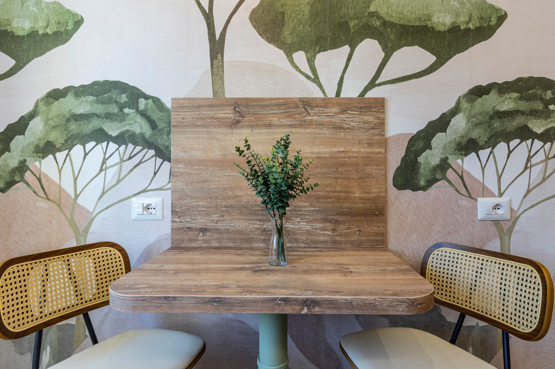 Un tavolo di legno con un vaso di fiori sopra